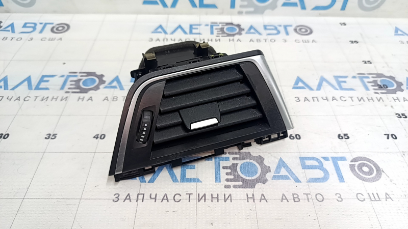 Дефлектор воздуховода передней панели правый BMW 3 F30 12-18 черный с хром, сломаны крепления, потерт