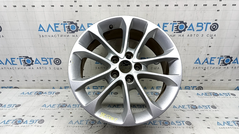 Крупный план колесного диска R17 для Ford Fusion 2013-2020, без значительных дефектов.