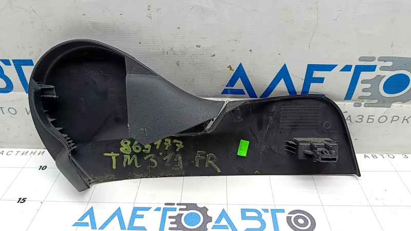 Накладка боковая паcсажирского сидения левая Tesla Model 3 18-23 черная, царапины