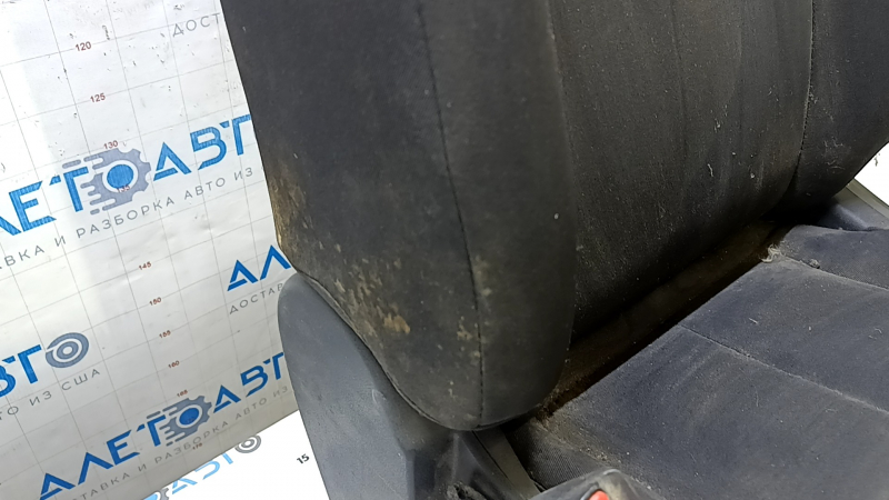 Общий вид водительского сиденья Nissan Versa 12-15, без airbag, требующему чистки.