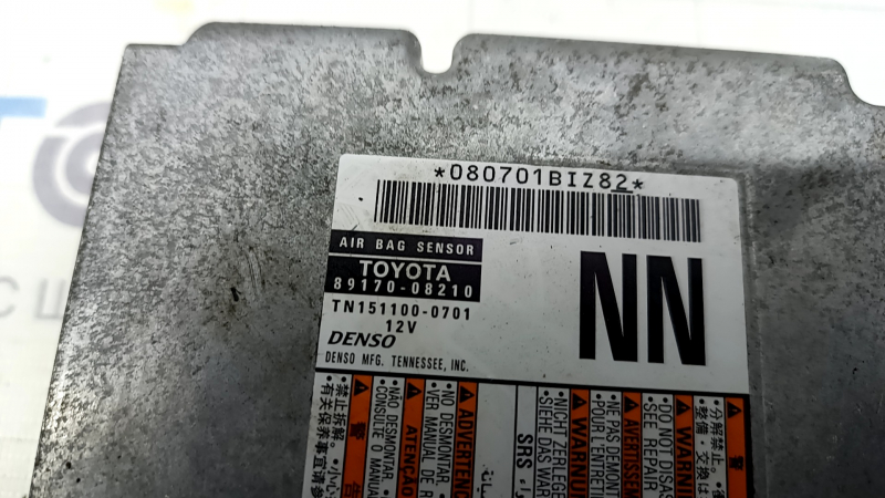 Ракурс подключения разъемов на модуле SRS для Toyota Sienna; отсутствуют повреждения.