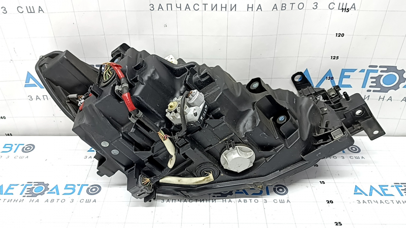 Вид с другого ракурса фары передней левой Mazda 6, видно крепление