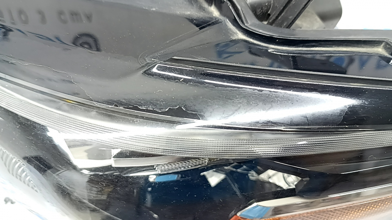 Близкий план потертости на стекле фары передней левой для Mazda 6, полез лак