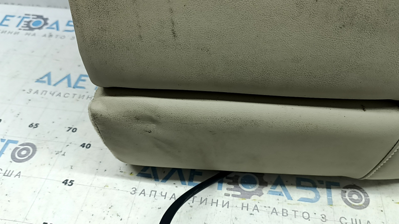 Дефект на боку сиденья Mazda 6, замятость и износ поверхности.