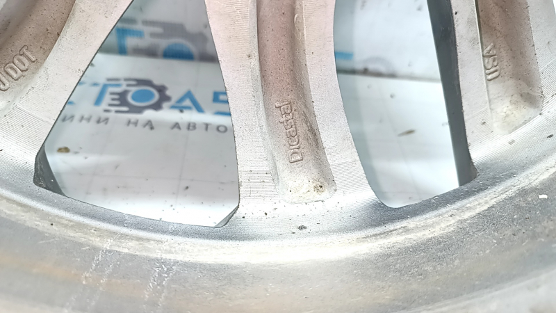 Крупный план колесного диска, видны маркировки и состояние, подходит для Toyota Sienna 2021-2026.