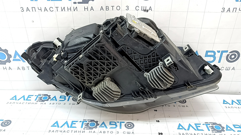 Общий вид задней части фар для BMW 5 F10, обнаружены незначительные дефекты, возможна полировка