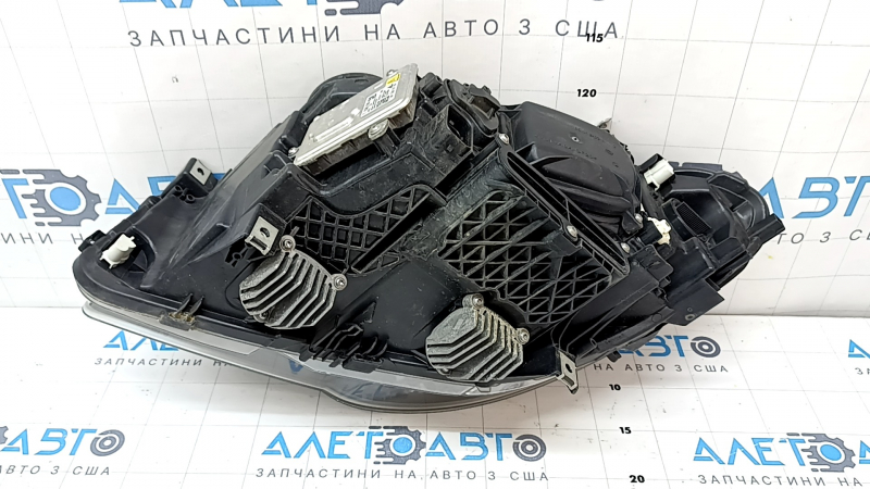 Вид сзади на фару переднюю правую BMW 5 F10 с детализацией подключения.