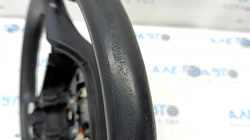 Рулевое колесо BMW 5 F10 2011 - 2016, крупный план повреждений