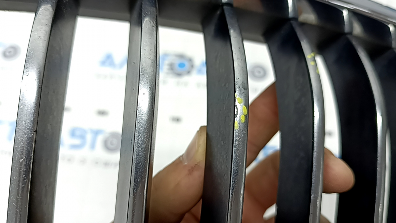 Решетка радиатора grill левая BMW 5 F10 14-16 хром без ночного видения, Base, песок, потерта