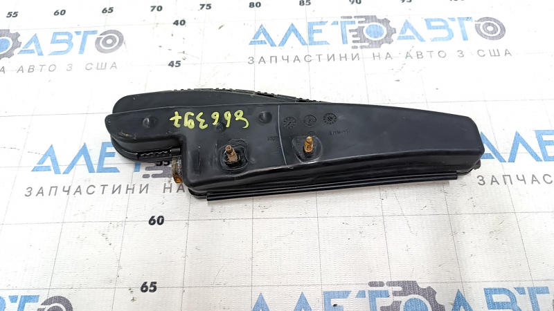 Показаны крепления и состояние airbag переднего правого сиденья для Mercedes C-class W205, заметен дефект.