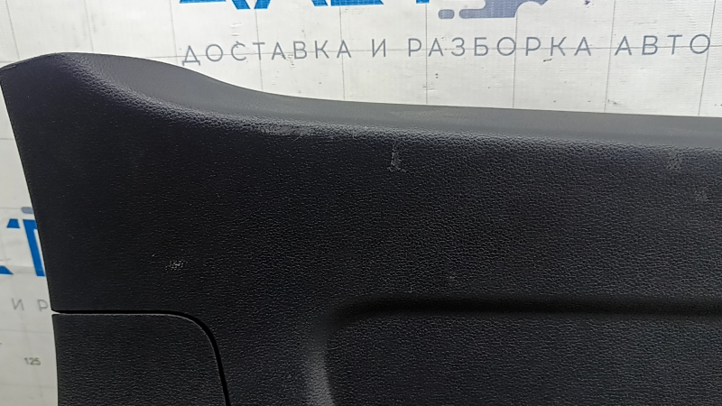 Обшивка двери багажника нижняя VW Atlas 18-26 черная, с ручкой, царапины, потерта
