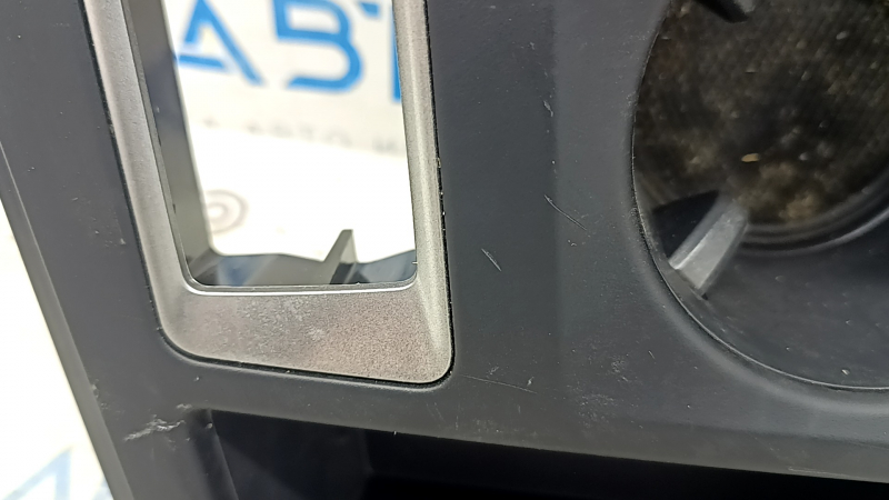 Накладка центральной консоли с подстаканником VW Atlas 24-26 черная, под беспроводную зарядку, с накладкой, царапины