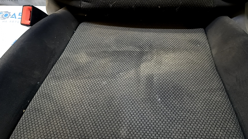 Крупный план ткани на водительском сиденье Volkswagen Jetta, видно загрязнение и износ