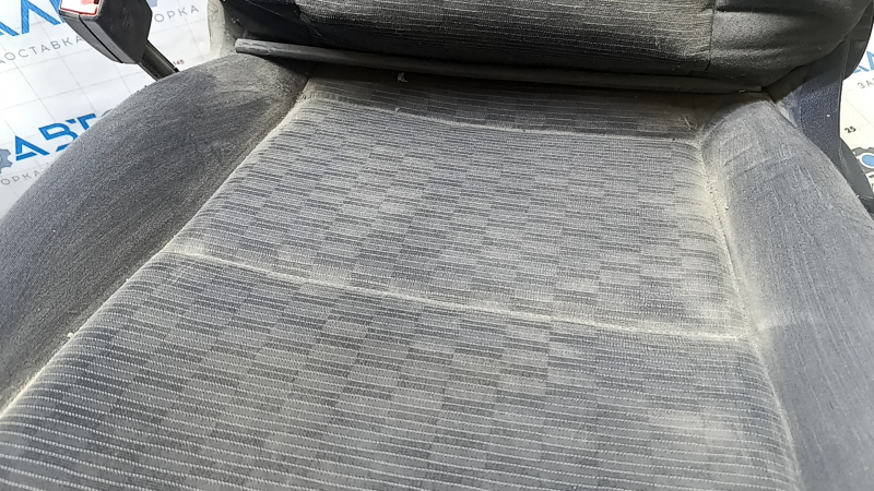 Водительское сиденье VW Tiguan 09-18 без airbag, механическое, ткань черная, под чистку, замято