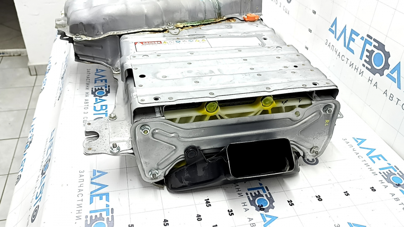 Крупный план на аккумуляторную батарею ВВБ для Toyota Sienna 2021 года, акцент на работающие клеммы.