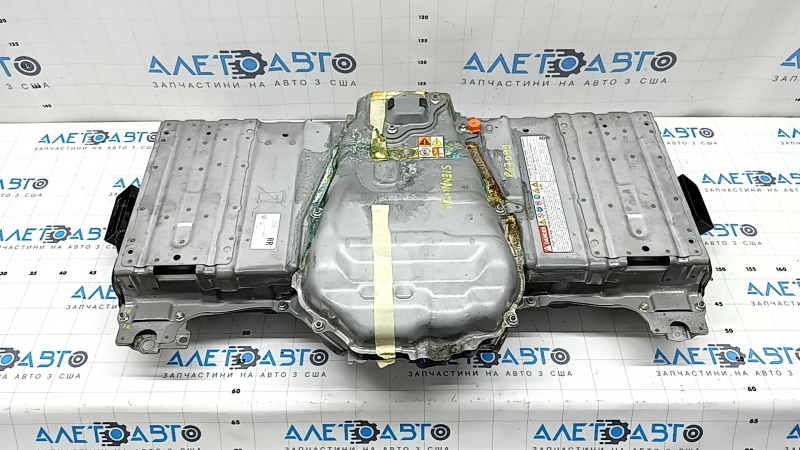 Электрическая батарея Toyota Sienna 2021-2026 с ракурса сбоку, демонстрирует разъёмы.