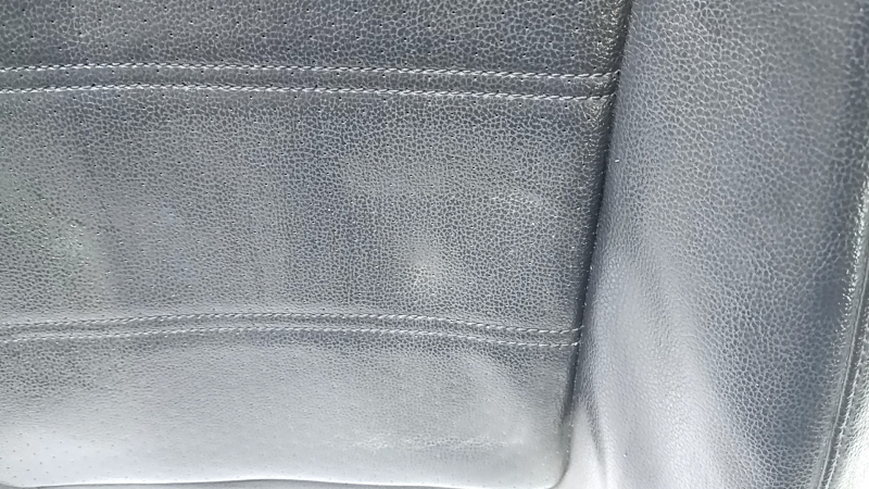 Крупный план обшивки спинки сидения Volkswagen Passat, видимые следы эксплуатации.