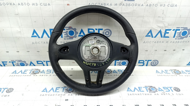 Руль для Mercedes C-class W205 15-21, крупный план задней части, заметные потёртости.
