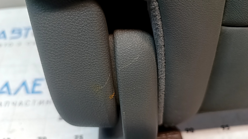 Царапины на боковой части сидения Acura MDX, очевидные признаки использования.