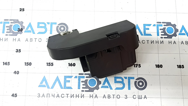 Клемма плюсовая Audi Q5 80A 18-25 с предохранителями и пиропатроном, сломана направляющая
