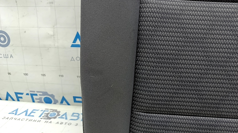Деталь спинки сидения Kia Niro, видно несколько царапин.