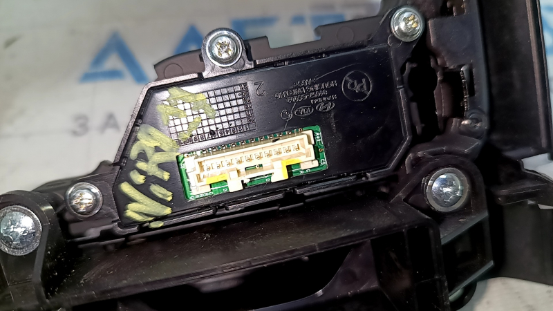 Детали крепления накладки центральной консоли Kia Niro с обозначениями и следами эксплуатации.