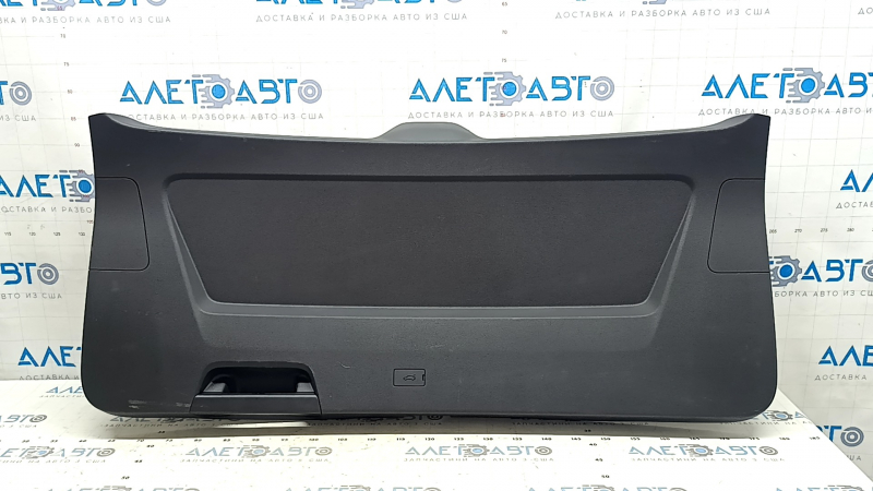 Обшивка двери багажника нижняя для Volkswagen Atlas 2018-2026, вид спереди, с легкими следами эксплуатации.