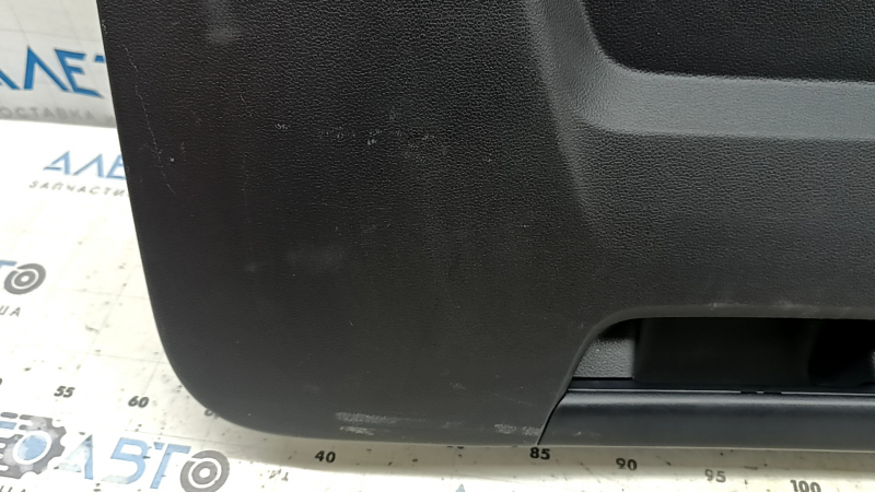 Обшивка двери багажника нижняя VW Atlas 18-26 черная, с ручкой, царапины, потерта