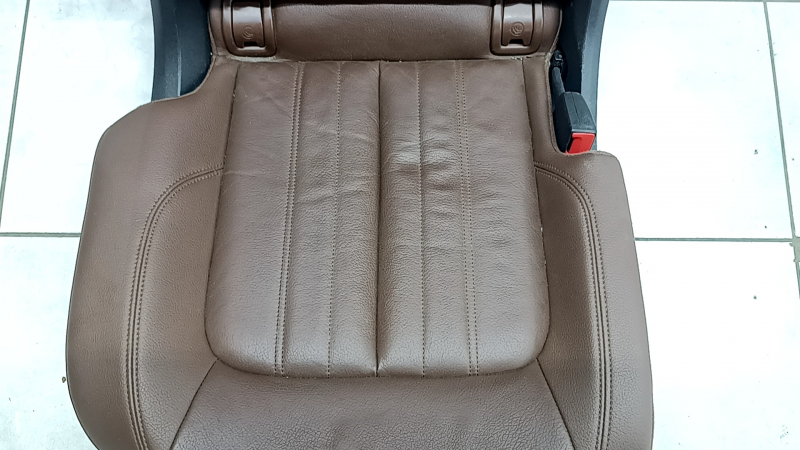 Задний ряд сидений 2 ряд правое Audi Q5 80A 18-19 кожа коричневая, примято, отходит кожа в области втулок крепления подголовника