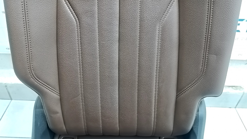 Задний ряд сидений 2 ряд правое Audi Q5 80A 18-19 кожа коричневая, примято, отходит кожа в области втулок крепления подголовника
