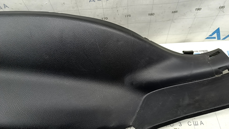 Накладка задней стойки нижняя левая Mazda CX-5 22-25 черная, царапины
