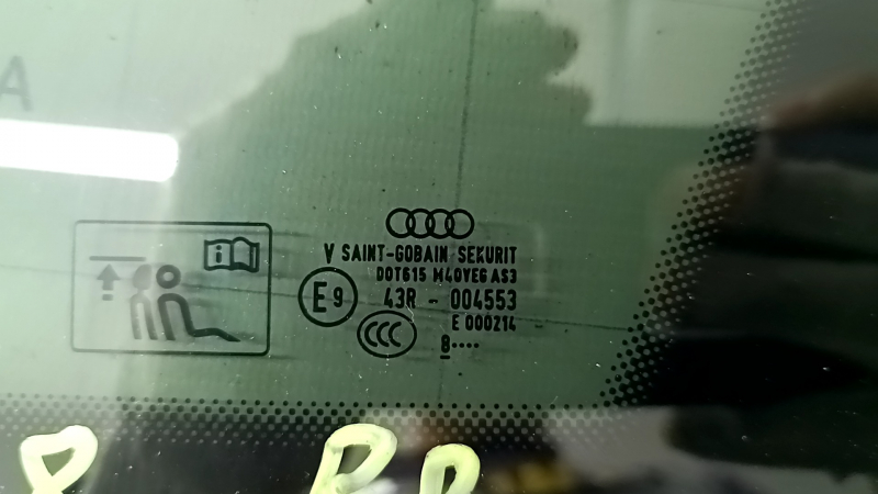 Крупный план маркировки на стекле для Audi Q5 2018-2024, показывающий оригинальность и спецификации детали.