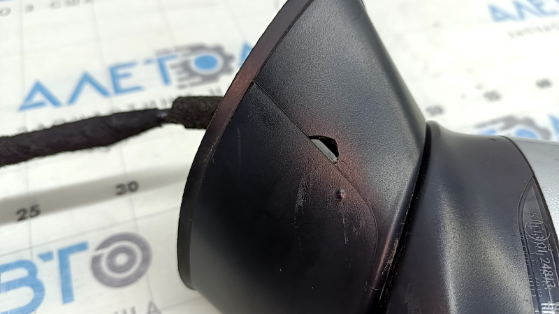 Повреждение на корпусе бокового зеркала Mazda CX-5, влияние на видимость минимально