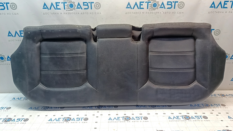 Задняя подушка сиденья для Volkswagen Passat B7 2012-2015 с дефектами на коже.