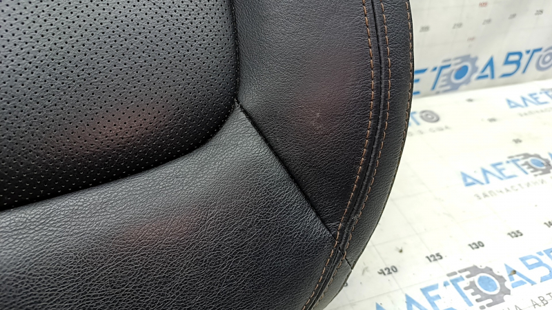 Обшивка подушки пассажирского сидения Mazda CX-5 17-23 кожа черная, с коричневой строчкой, подогрев, перфорация, потертость, примята