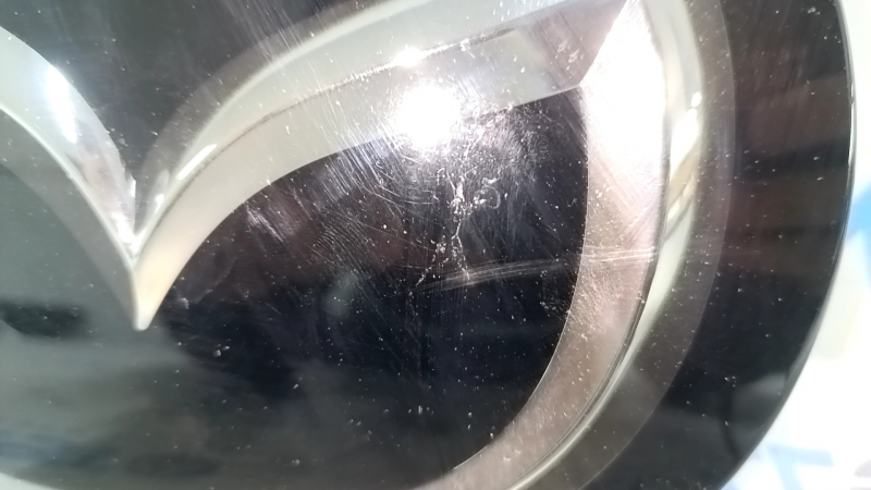 Эмблема решетки радиатора Mazda CX-5 17-24 под радар, царапины, песок