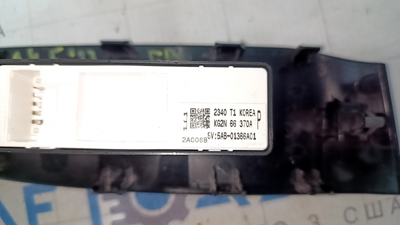 Управление стеклоподъемником передним правым Mazda CX-5 18-25 черное, тип 2 с черной накладкой глянец, с кнопкой блокировки, царапины