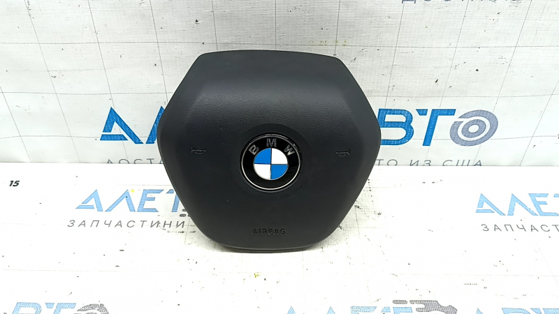 Подушка безопасности руля для BMW с следами эксплуатации.