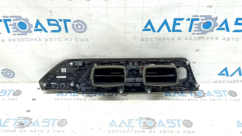 Деталь интерьера BMW X3, вид сзади накладки с дефлекторами