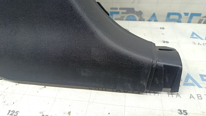 Накладка центральной стойки нижняя левая Mazda CX-5 17-25 черная, царапины, побелел пластик