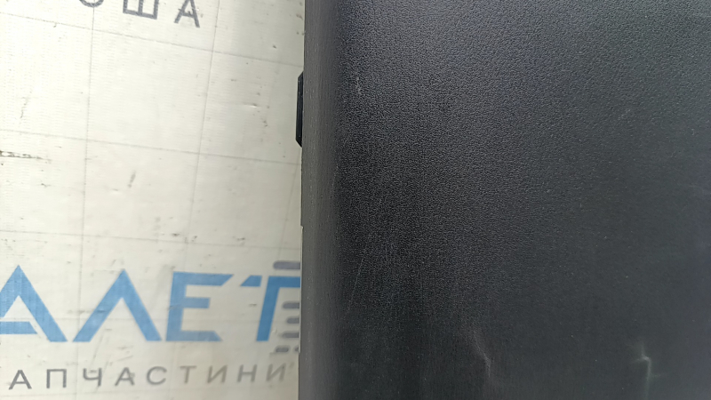 Накладка центральной стойки нижняя левая Mazda CX-5 17-25 черная, царапины, побелел пластик