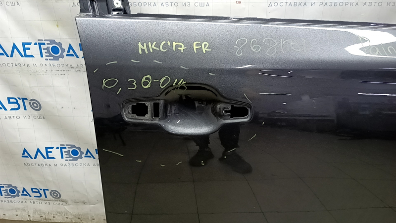 Основной ракурс двери передней правой Lincoln MKC 2015-2019 со следами эксплуатации и замятостями.