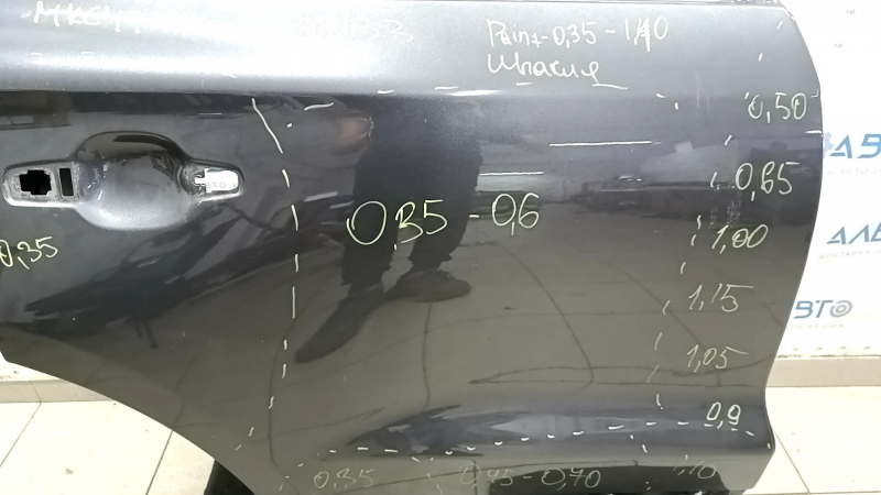 Вид наружной части задней двери правой Lincoln MKC, окрашена в графитовый цвет.