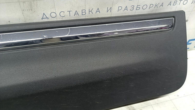 Накладка двери передней правой Lincoln MKC; деталь требует внимания к крепежу.
