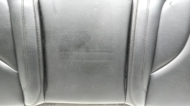 Близкий план задней подушки сидения Lincoln MKC 2015-2019 с видимыми следами использования.