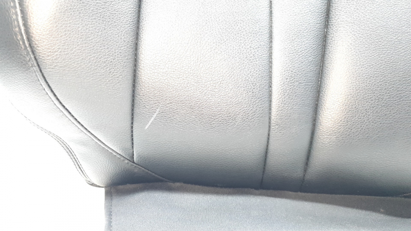 Потертость и царапина на обивке сидения Lincoln MKC, очертания заметны на близком плане.