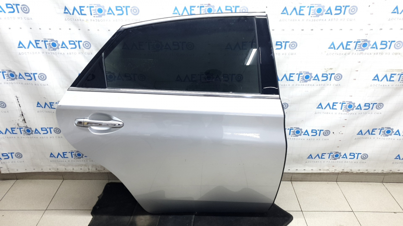 Дверь задняя правая Toyota Avalon 2013-2018 в серебристом цвете с царапинами и тычками