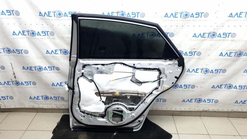 Внутренний вид двери задней правой Toyota Avalon 2013-2018 с сохранёнными компонентами