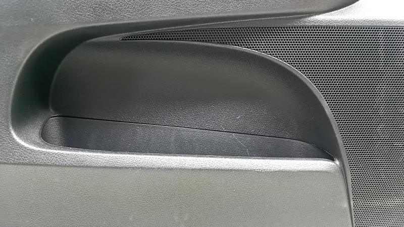 Обшивка двери передней левой Toyota Avalon 13-18 с видимыми следами эксплуатации