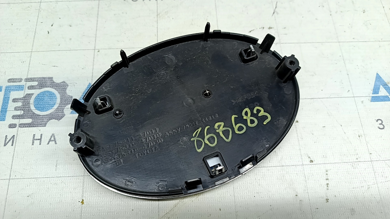 Эмблема решетки радиатора grill Toyota Avalon 13-15 hybrid, песок